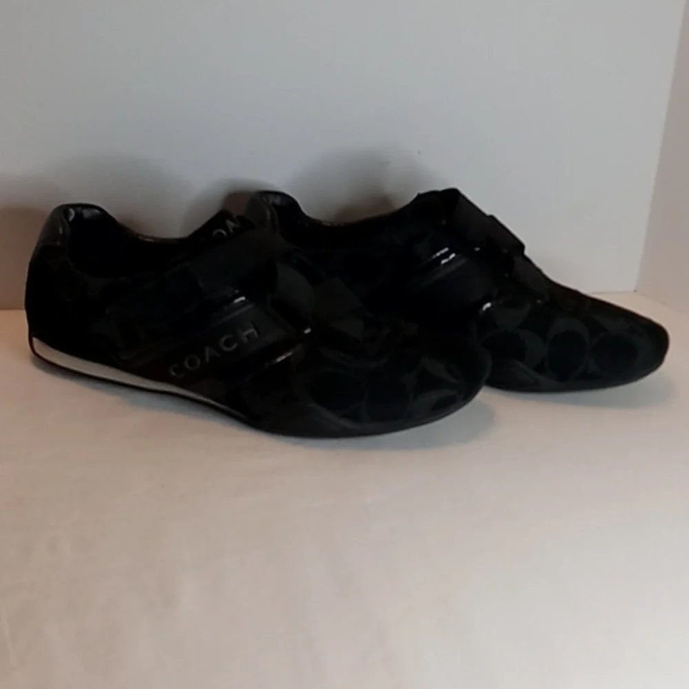 COACH BLACK JENNEY STYLE SIZE 6M GENTLY PRELOVED / FLAW ON INNER HEEL